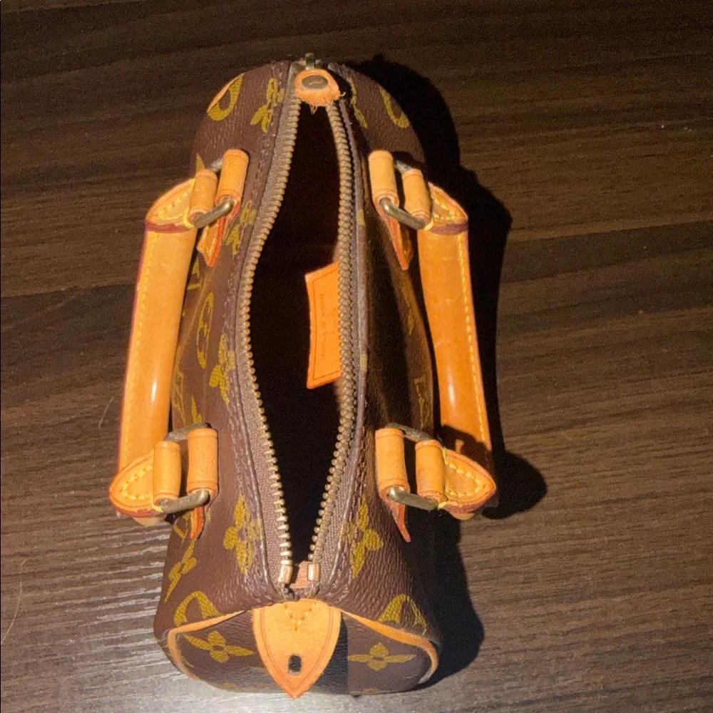 Louis Vuitton Nano Speedy
TH0945 - Picture 14 of 14